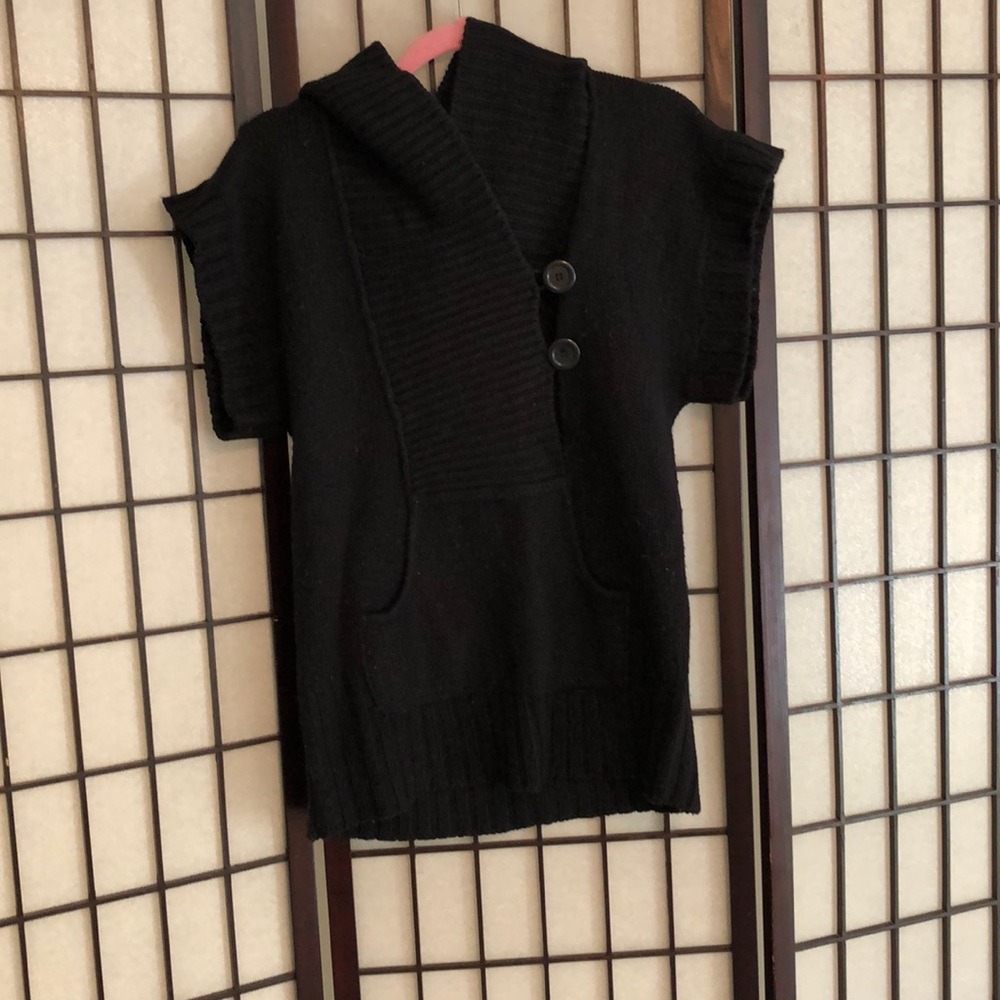 Short sleeve black hooded sweater